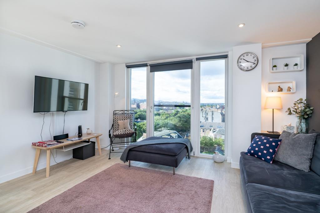 Couper Street, The Shore, Edinburgh, EH6 1 bed flat £155,000