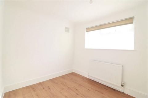 2 bedroom flat to rent, Meadowview Road, Catford