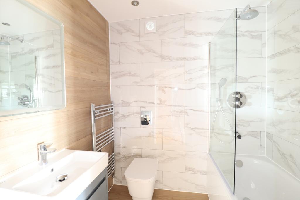 Southbourne Gardens, Ruislip HA4 2 bed apartment to rent £1,700 pcm (£392 pw)