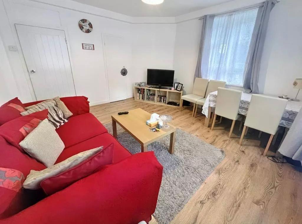 White City Estate, London W12 4 bed ground floor flat £2,799 pcm (£