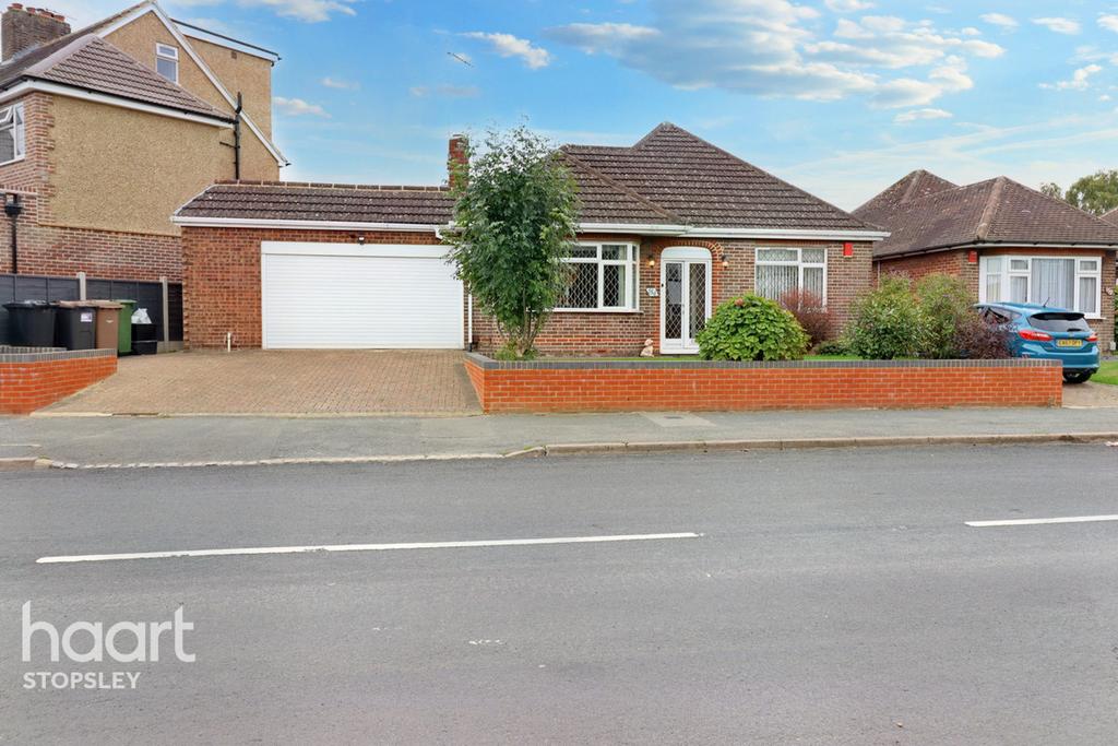 Turners Road North, Stopsley 2 bed detached bungalow £395,000