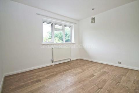 3 bedroom end of terrace house to rent, Allan Close, New Malden