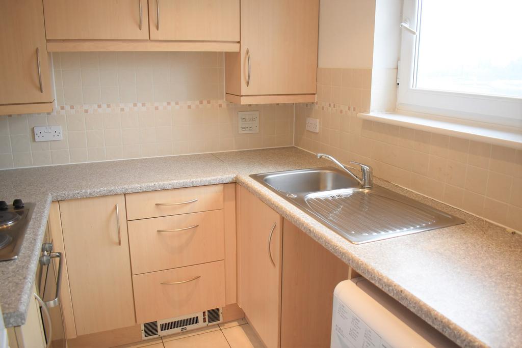 Hamlyn, Feltham, Middlesex, TW13 1 bed flat £1,150 pcm (£265 pw)