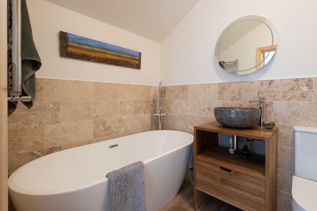En-suite bathroom to principal bedroom