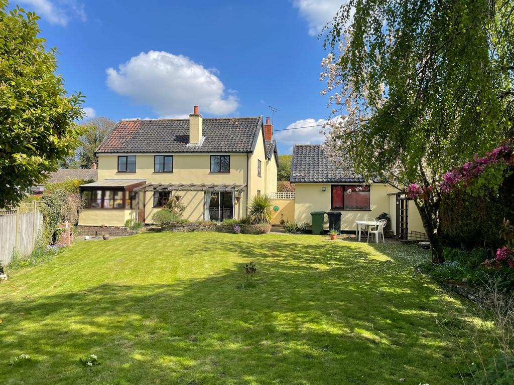 School Road, Bradenham 4 bed detached house for sale £450,000