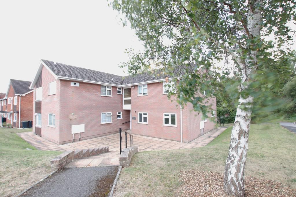 Allenview Road, Wimborne 2 bed ground floor flat £925 pcm (£213 pw)