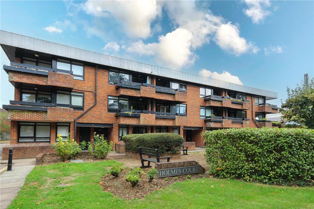 Holmes Court, Carlisle Avenue, St. Albans 2 bed flat to rent £1,500
