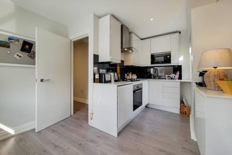 3 bedroom flat to rent - Munster Road, Fulham, London, SW6