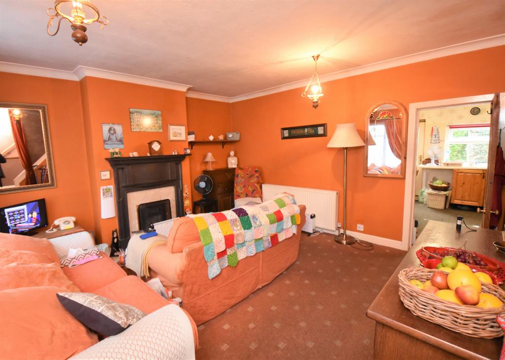 Higher Road, Urmston, M41 2 bed semidetached house £220,000