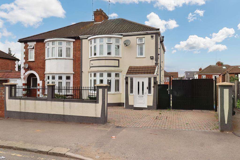 Woodland Avenue, New Bedford Road... 3 bed semidetached house £435,000