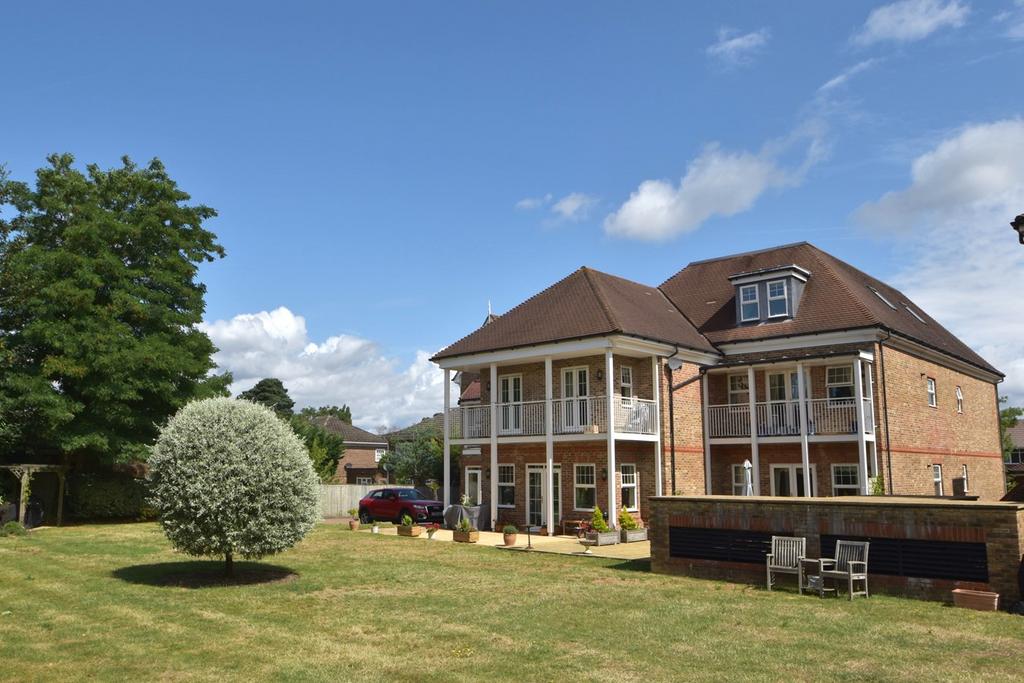 Queensborough House North, 16 Oatlands Chase, Weybridge, KT13 2 bed