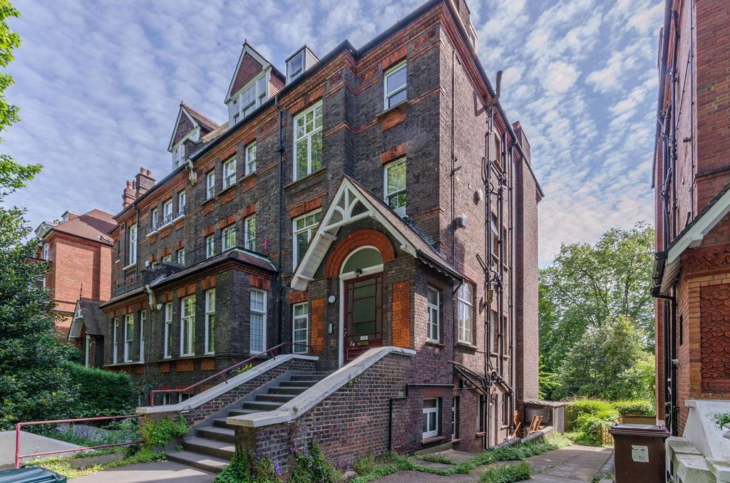 Fitzjohns Avenue, Hampstead, London, NW3 3 bed flat £3,445 pcm (£795 pw)