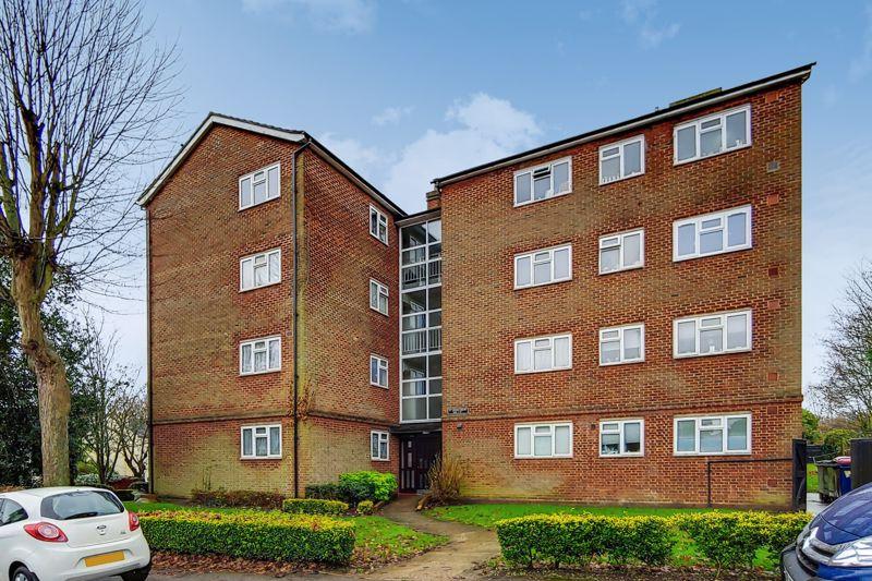 Gladstone Road, Buckhurst Hill 2 bed apartment £330,000
