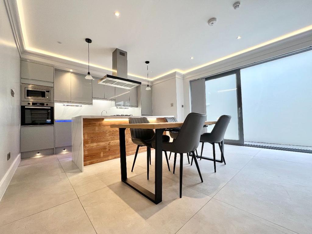 Angles Road, Streatham, SW16 3 bed detached house £3,500 pcm (£808 pw)