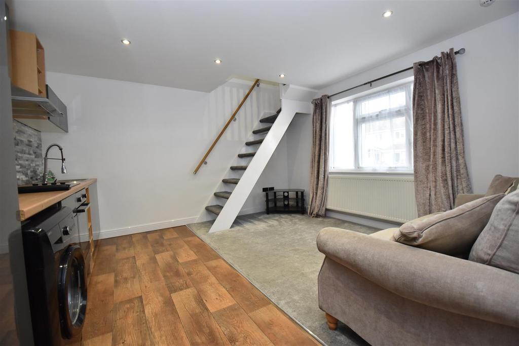 Rochford Garden Way, Rochford 1 bed £800 pcm (£185 pw)