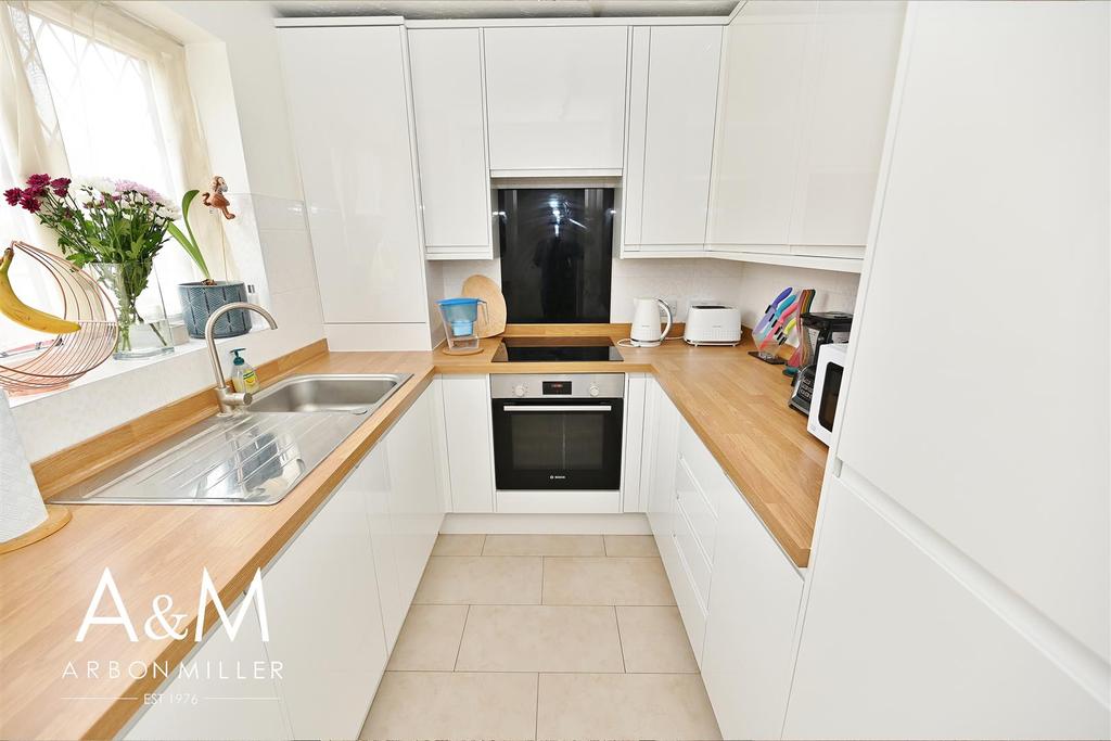 Oakhurst Close, Barkingside 2 bed house £450,000