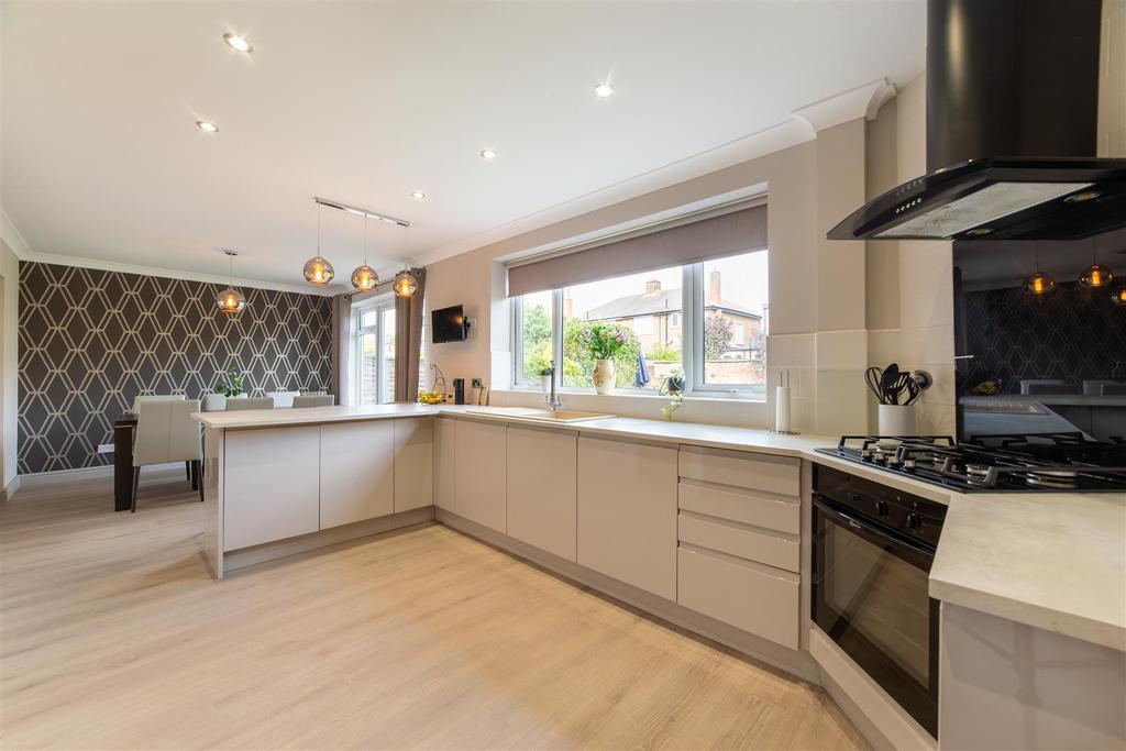 Easedale Avenue, Melton Park, Gosforth 4 bed semidetached house £400,000