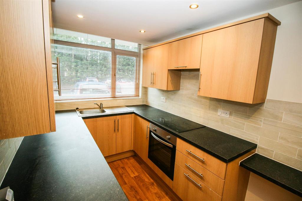 High Point, Richmond Hill Road... 2 bed apartment £900 pcm (£208 pw)