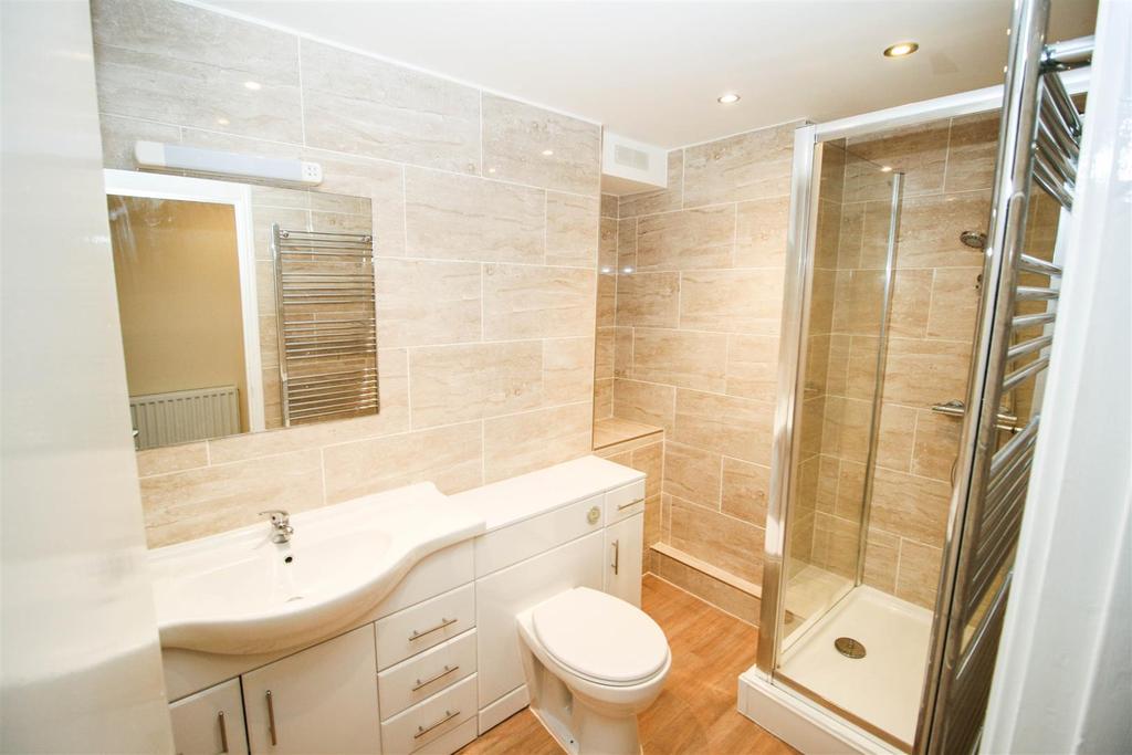 High Point, Richmond Hill Road... 2 bed apartment £900 pcm (£208 pw)