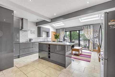 8 Brownberrie Walk, Horsforth, Leeds, LS18 5PG