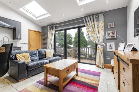 8 Brownberrie Walk, Horsforth, Leeds, LS18 5PG