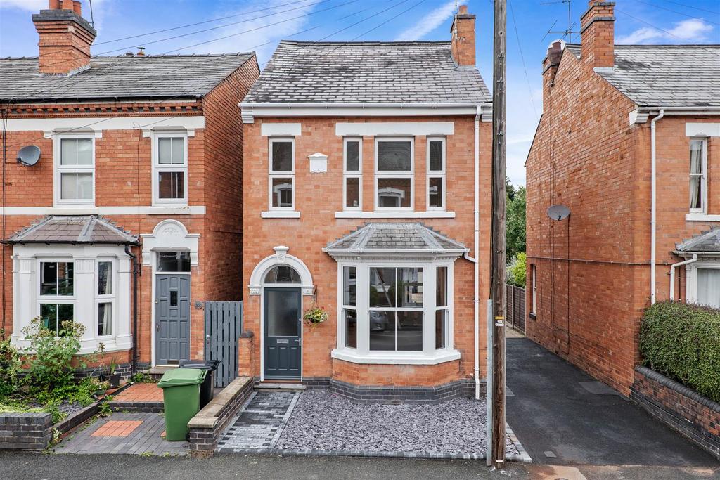 Sebright Avenue, Battenhall, Worcester 4 bed detached house £450,000