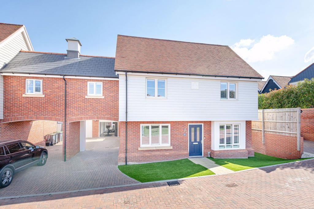 Paddock View, Stansted Mountfitchet 4 bed house £2,250 pcm (£519 pw)