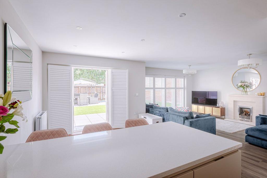 Paddock View, Stansted Mountfitchet 4 bed house £2,250 pcm (£519 pw)