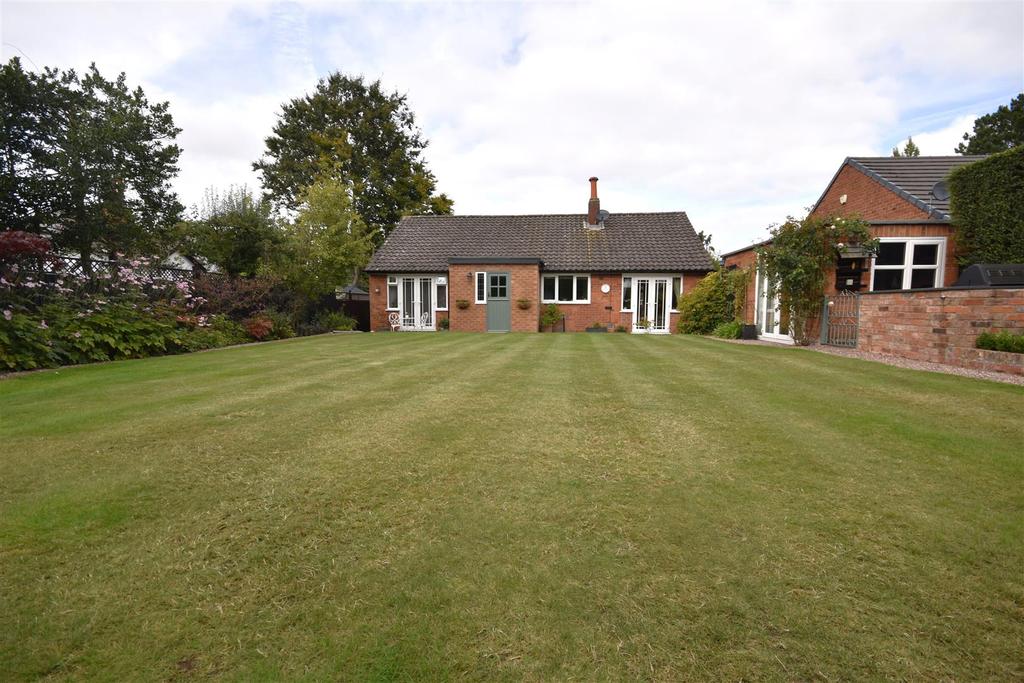 Holt Hey, Ness, Neston 3 bed detached bungalow for sale £495,000