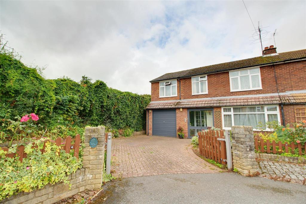 Lyme Avenue, Northchurch, Berkhamsted 5 bed semidetached house for
