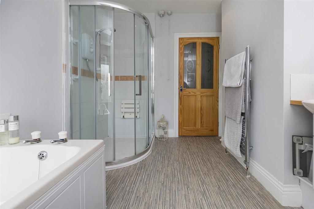 Main bathroom (2).jpg