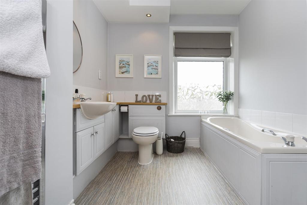 Main bathroom.jpg