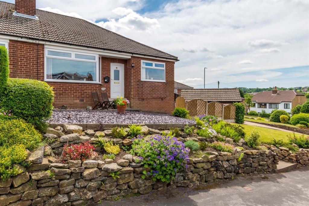 Woodhill Rise, Cookridge, LS16 7DB 2 bed semidetached bungalow £280,000