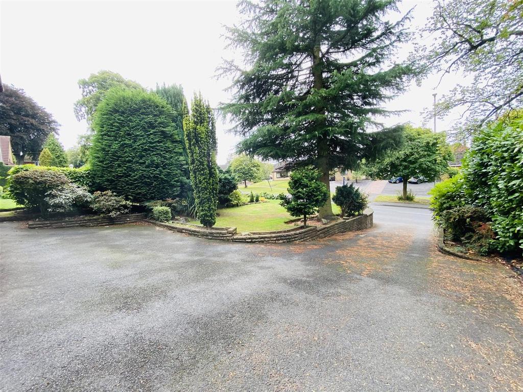 42 Gospel End Road, Dudley 3 bed detached house £1,350 pcm (£312 pw)