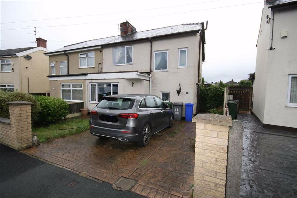The Quadrant, Droylsden 3 bed semidetached house for sale £259,950