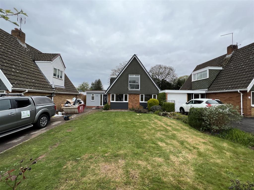 Round Hill Avenue, Stourbridge, West... 3 bed house £1,875 pcm (£433 pw)