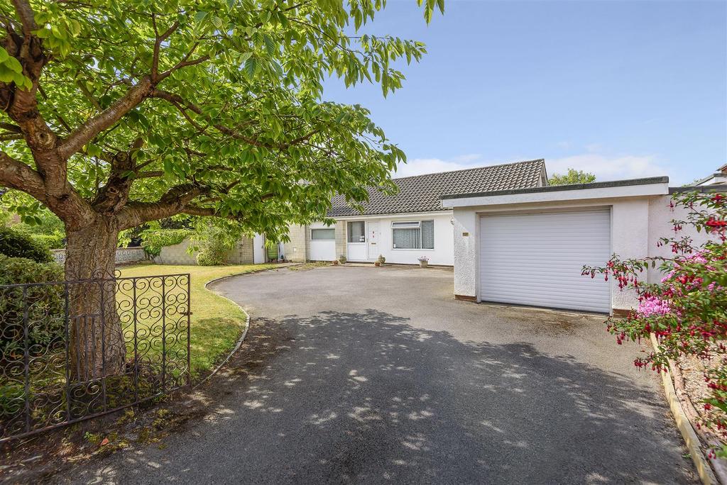 Broadleas Road, Devizes 3 bed detached bungalow £395,000