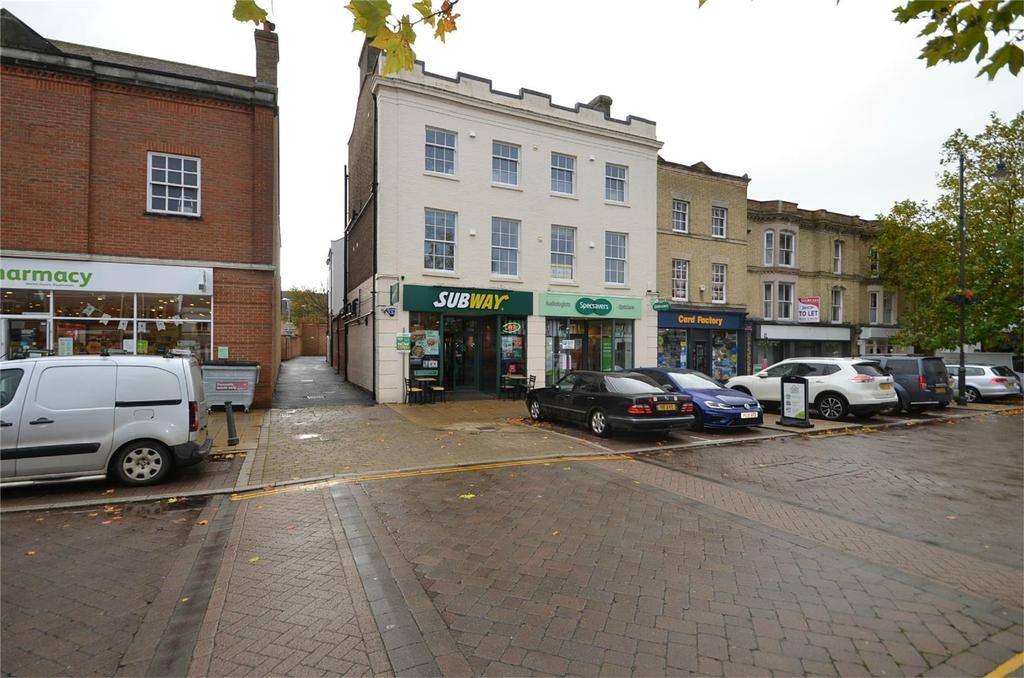 2021 Market Square, Biggleswade... 1 bed flat £750 pcm (£173 pw)