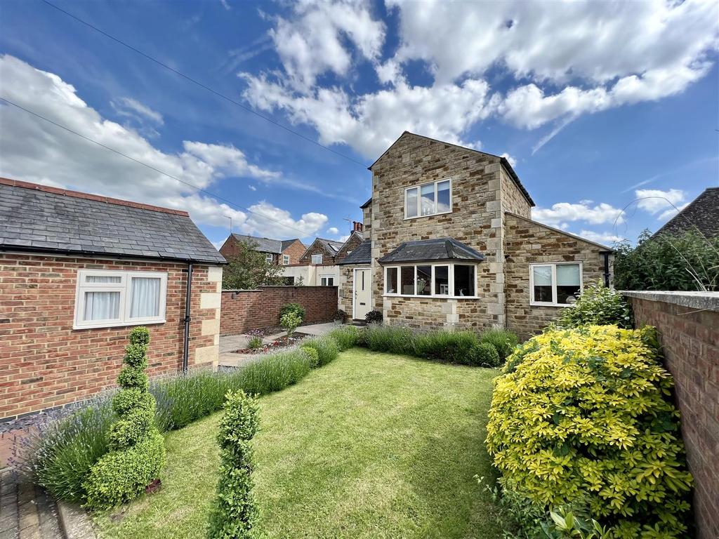 Ayston Road, Uppingham, Oakham 4 bed detached house £1,400 pcm (£323 pw)