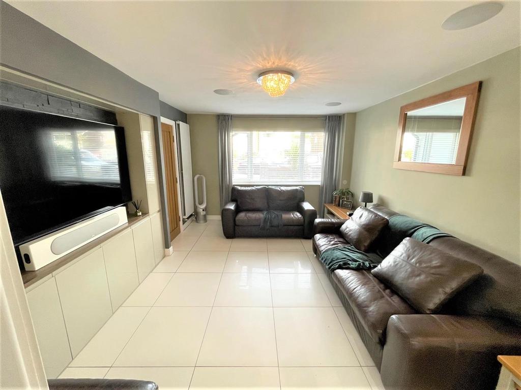 Suffolk Grove, Leigh 5 bed semidetached house £325,000