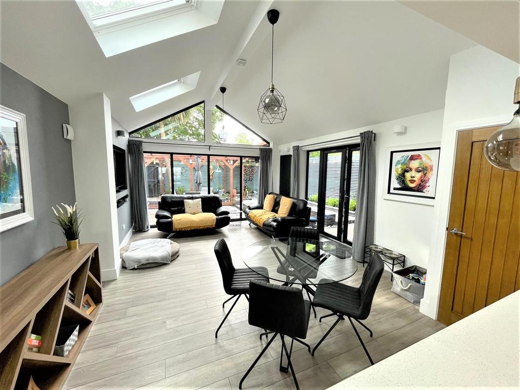 Suffolk Grove, Leigh 5 bed semidetached house £325,000