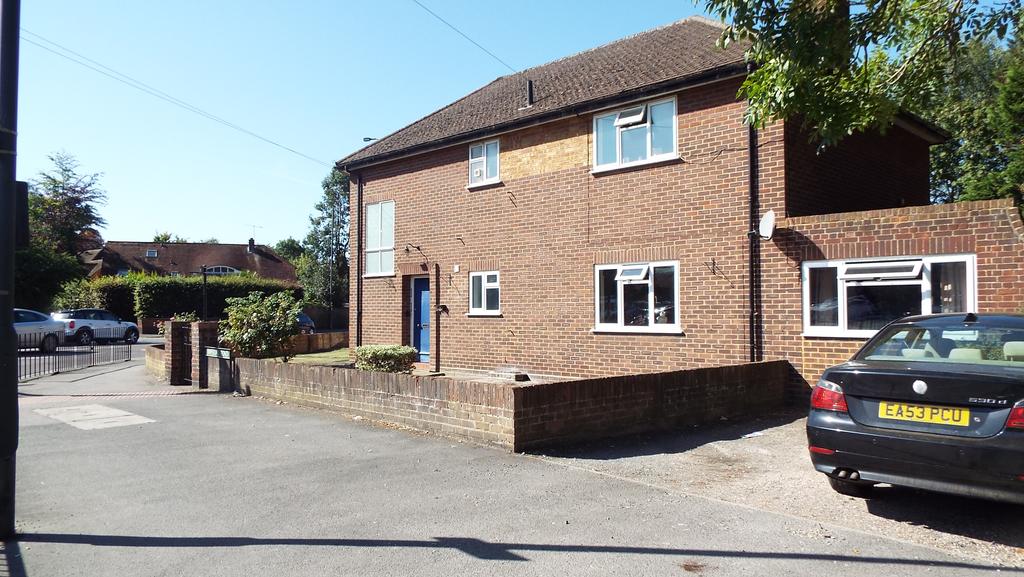 St. Leonards Road, Windsor SL4 2 bed ground floor £1,250 pcm (£288 pw)