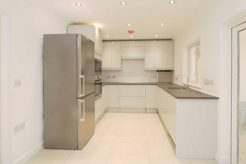 3 bedroom semi-detached house to rent, Green Wrythe Lane, Carshalton