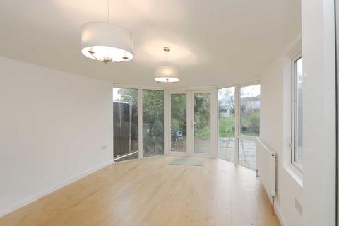 3 bedroom semi-detached house to rent, Green Wrythe Lane, Carshalton