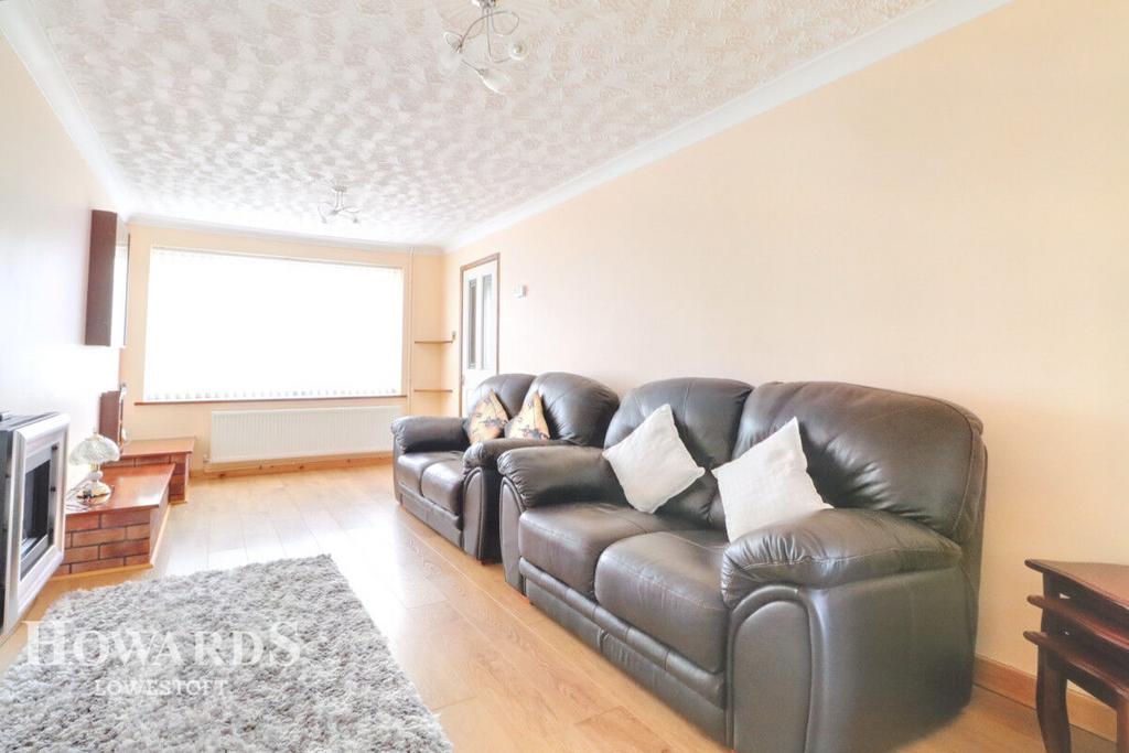 Cotswold Way, Lowestoft 3 bed detached house £250,000