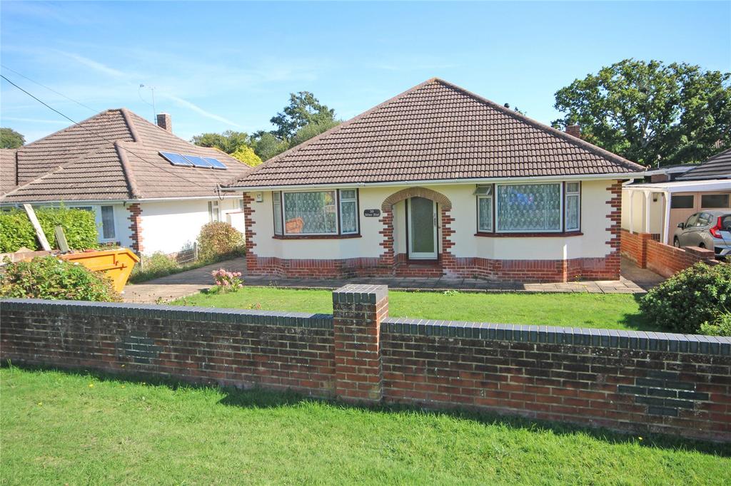 Dilly Lane, Barton on Sea, New Milton, Hampshire, BH25 3 bed bungalow