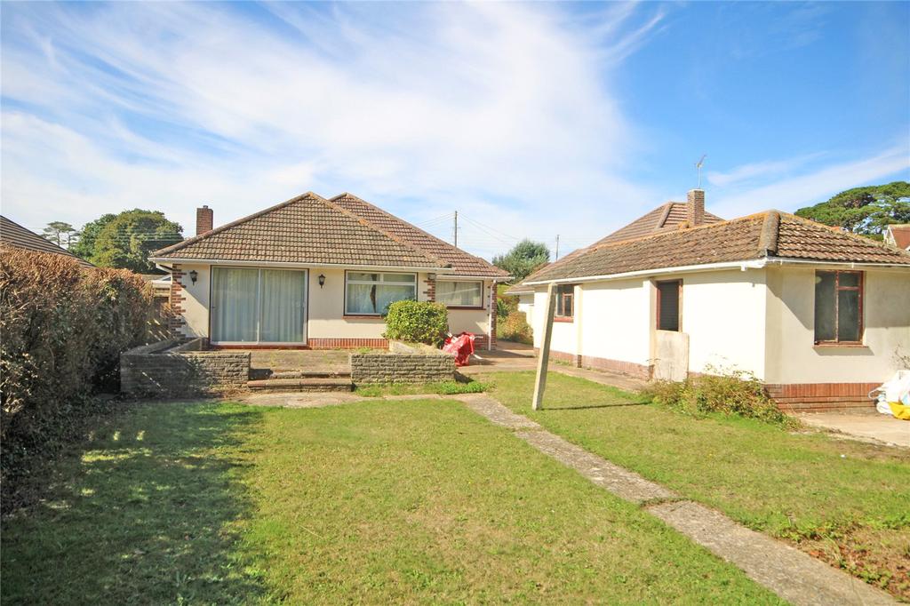 Dilly Lane, Barton on Sea, New Milton, Hampshire, BH25 3 bed bungalow