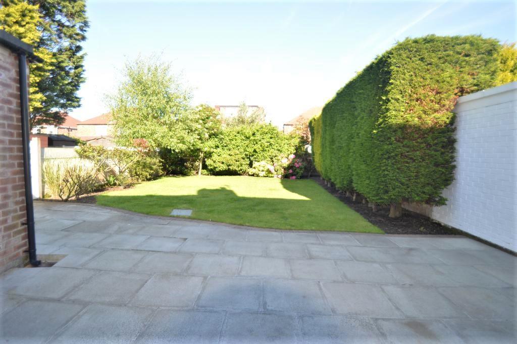 Balmoral Drive, Southport, PR9 3 bed semidetached house £950 pcm (£