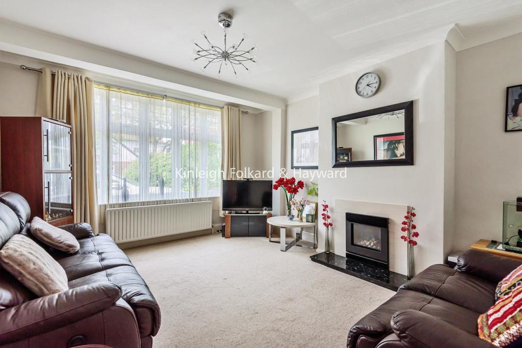 Shirley Way, Croydon 3 bed semidetached house £600,000