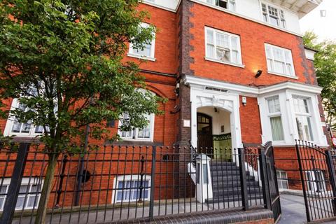 Studio to rent, Fulham Palace Road, Hammersmith, London, W6